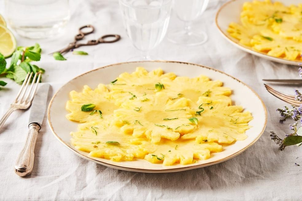Carpaccio d’ananas avec brin de menthe et des zestes de citron vert