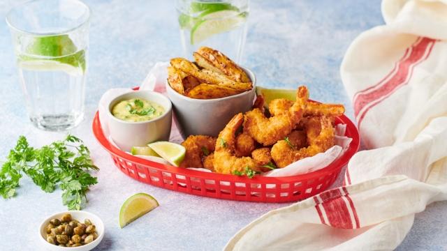 Crevettes panées, frites et sauce tartare