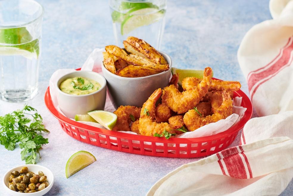 Crevettes panées, frites et sauce tartare