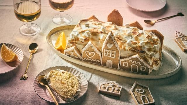 Bûche de Noël à l'orange meringuée comme un village féérique