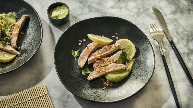 Tataki de veau, sauce wasabi et avocat