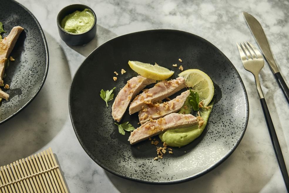 Tataki de veau, sauce wasabi et avocat