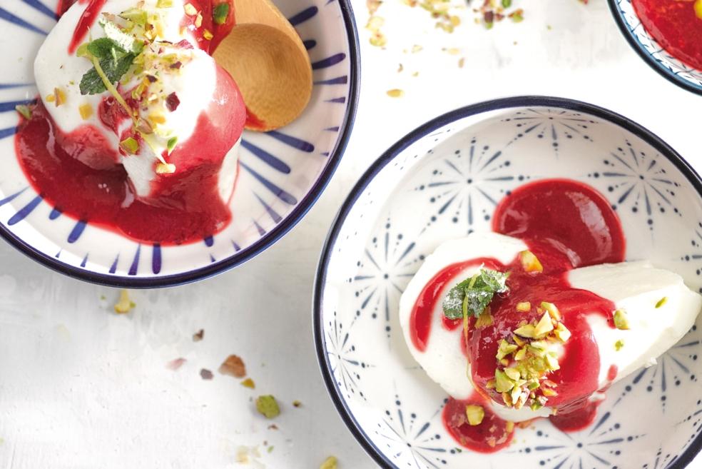 Yaourt glacé, pistache et coulis de framboises