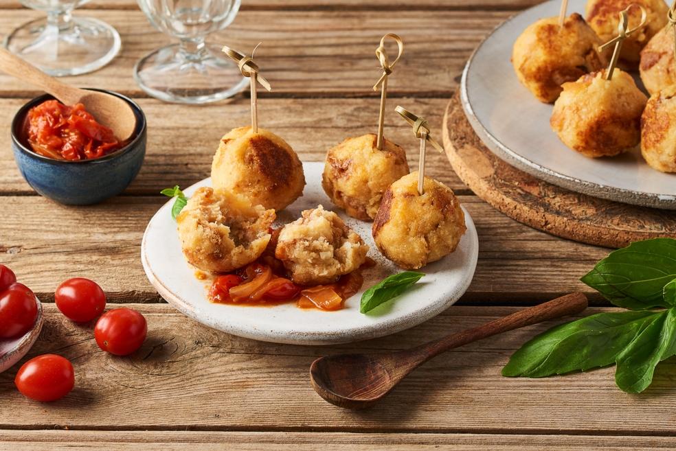 Boulettes de pain croustillantes et sauce tomate épicée