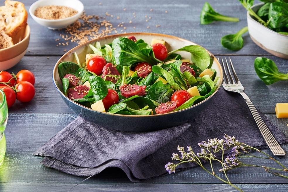 Salade de mâche, gésiers, tomates cerise, Beaufort et sésame