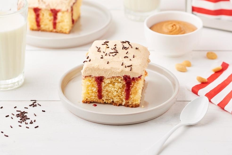 Poke cake fraise et beurre de cacahuètes