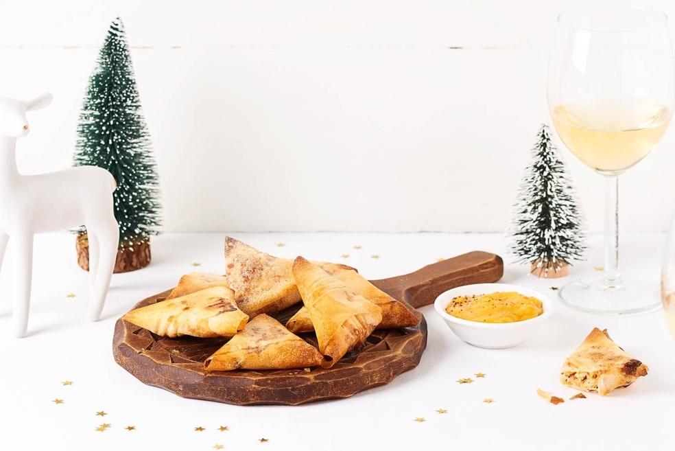 Samoussas à la truite fumée, ciboulette et sauce à la mangue