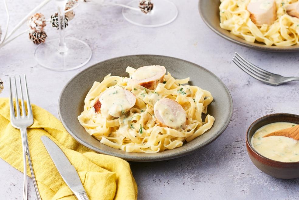 Tagliatelles à la crème, boudin blanc, cerfeuil et noisettes