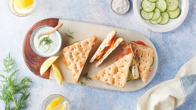 Sandwich suédois au saumon fumé