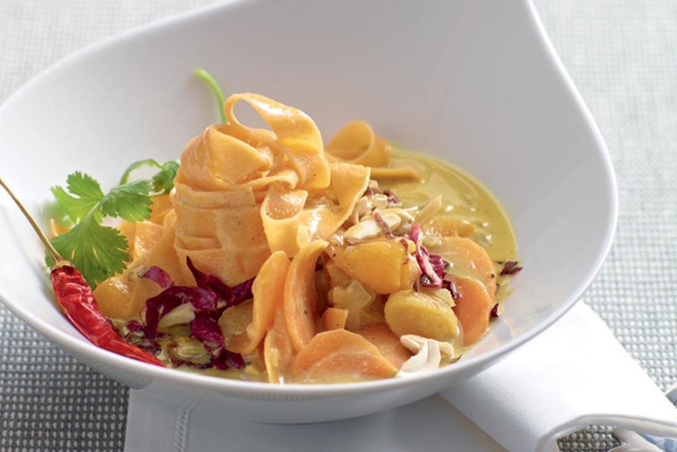 Pâtes pimentées, sauce curry-coco et carottes