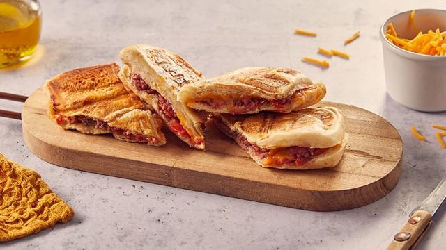 Panini à la viande hachée, à la tomate et au cheddar