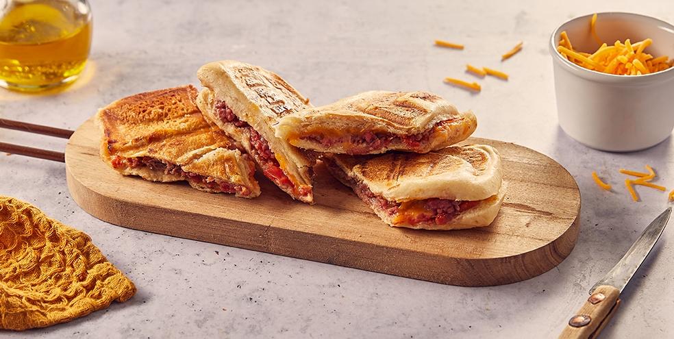 Panini à la viande hachée, à la tomate et au cheddar