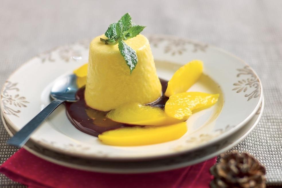 Entremets à la pêche et pâte d'amande