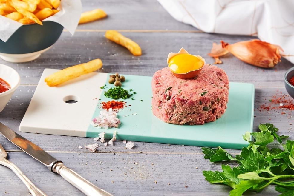 Tartare de bœuf au piment moulu et ses frites maison