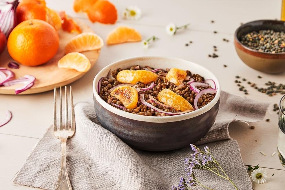 Salade de lentilles froides, oignon rouge et clémentines