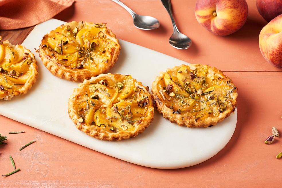 Tartelettes aux pêches, pistaches et romarin