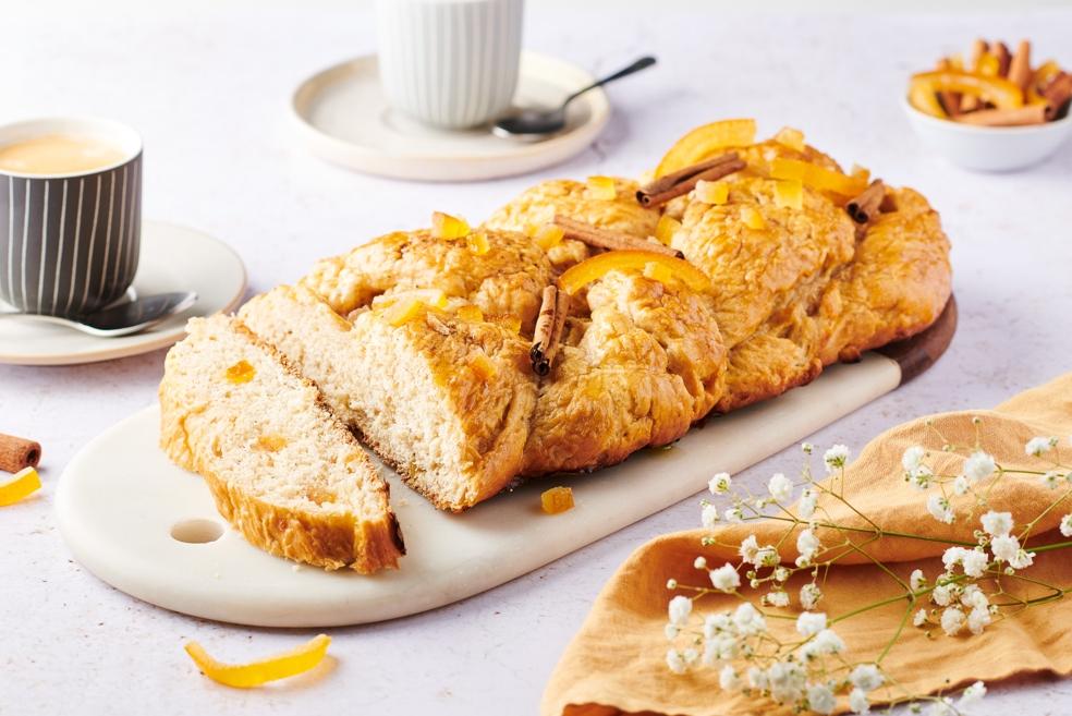 Brioche tressée, cannelle et écorces de fruit confits