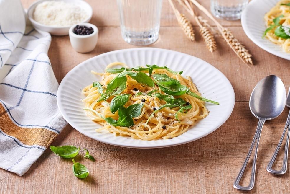 Spaghettis Cacio e Pepe au Pecorino et basilic