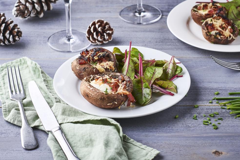 Champignons farcis, noisettes, bacon et fromage