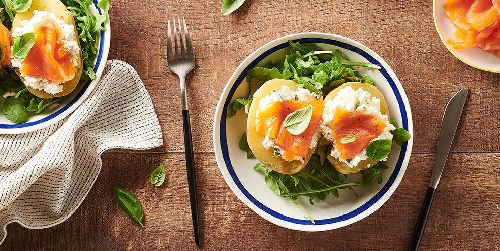 Pommes de terre farcis à la ricotta, saumon fumé et basilic frais