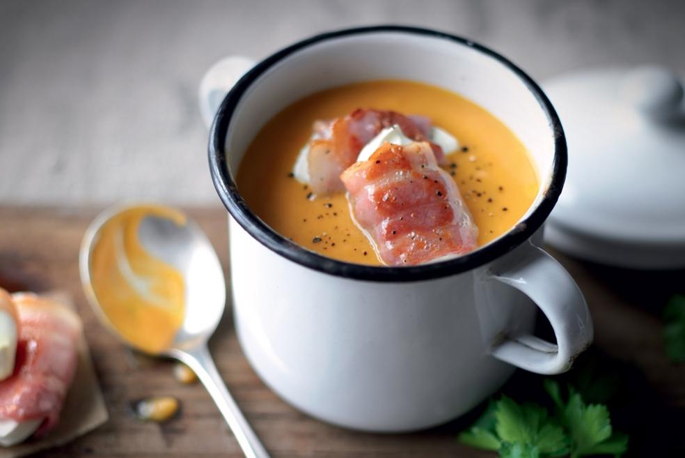 Soupe de patates douces et carottes, fromage de chèvre lardé