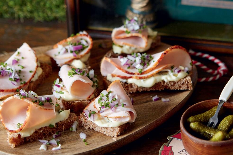 Toasts au jambon et crème de cornichons