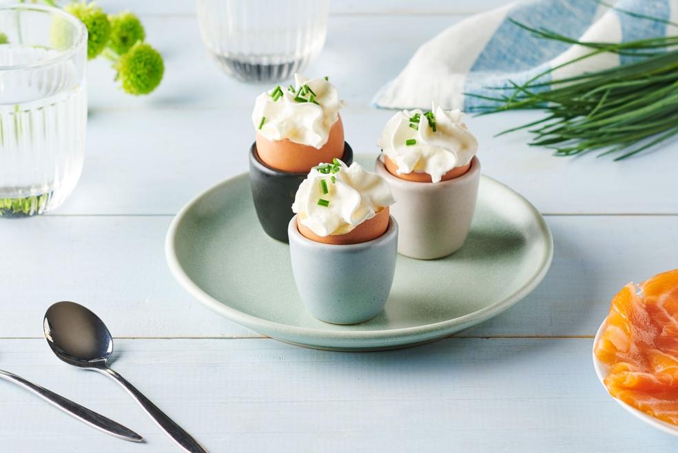 Œufs surprises au saumon, ciboulette et chèvre frais