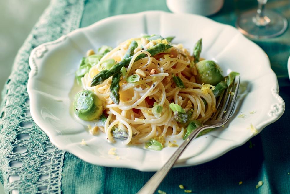 Spaghetti aux asperges et avocat, sauce au citron