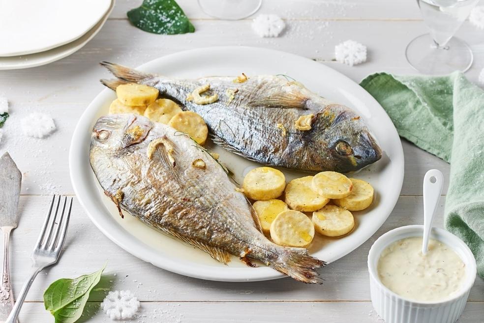 Daurades entières sauce crémeuse au vin blanc, topinambours rôtis
