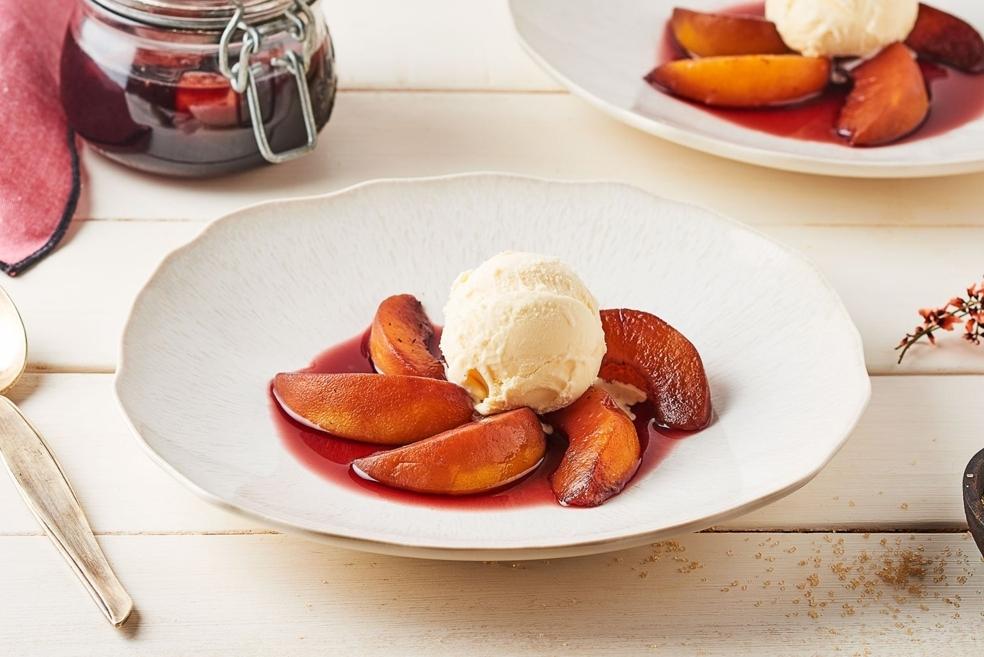 Pêches rôties au vin rouge, glace vanille