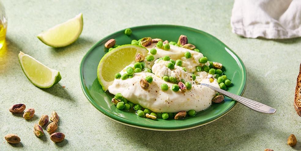 Burrata à partager aux pistaches, petits pois et citron vert