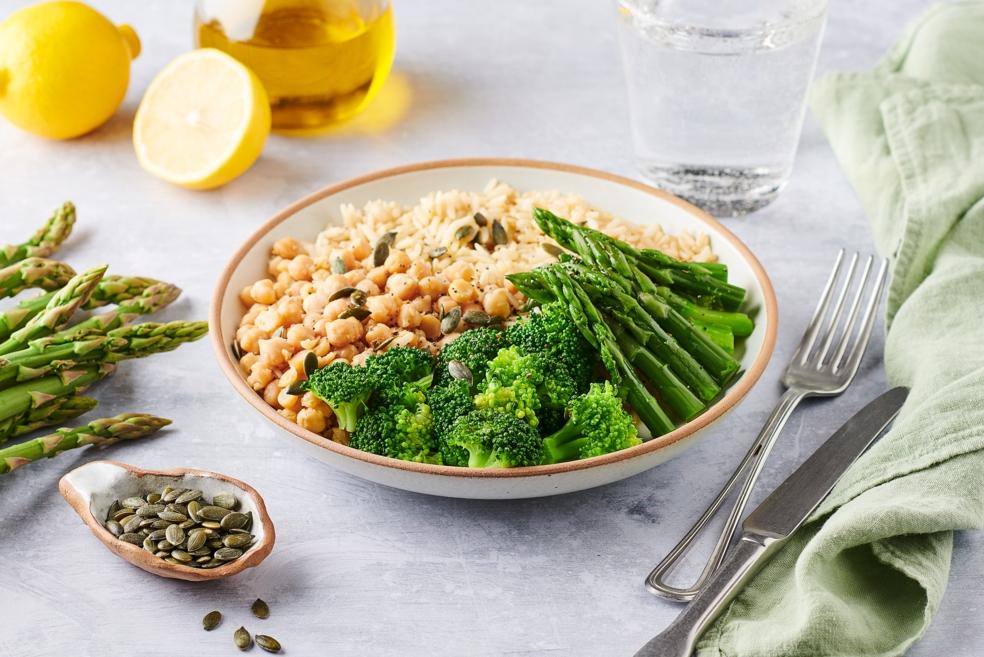 Bowl vegan : brocolis, asperge, pois chiche et riz complet