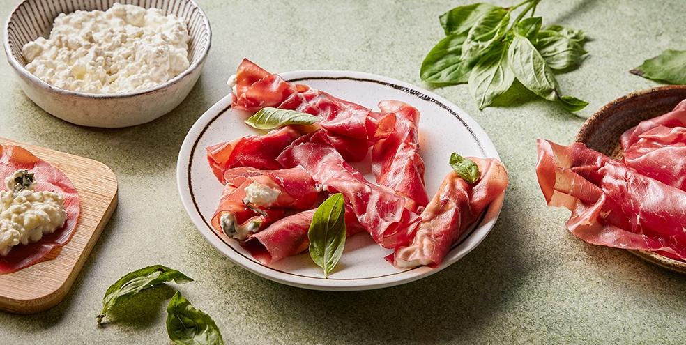 Bresaola farcie à la ricotta, mascarpone et basilic