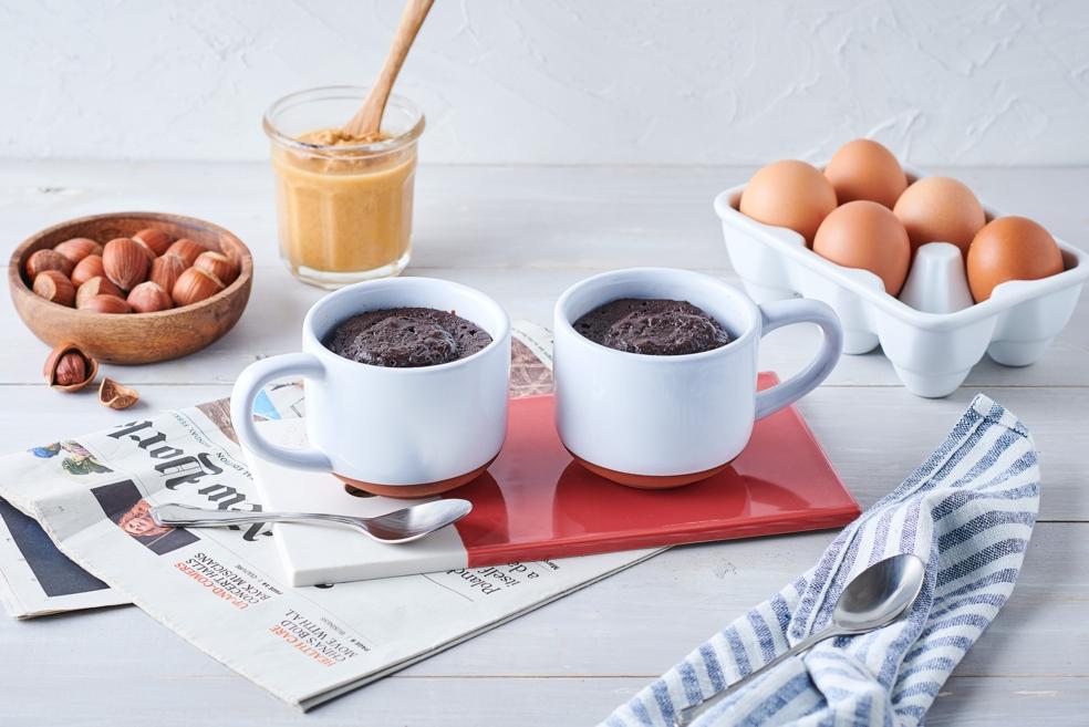 Mug cake chocolat, beurre de cacahuètes et noisettes
