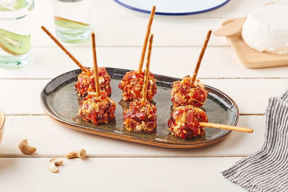 Cheese balls fromage frais, bacon, poivrons séchés et noix de cajou