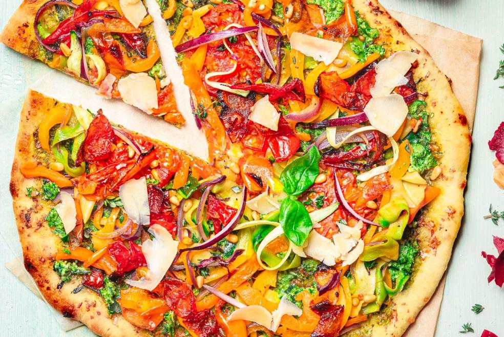 Pizza colorée aux légumes rôtis