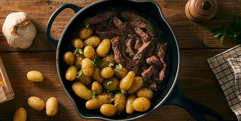 One pot steak et pommes de terre à l'ail