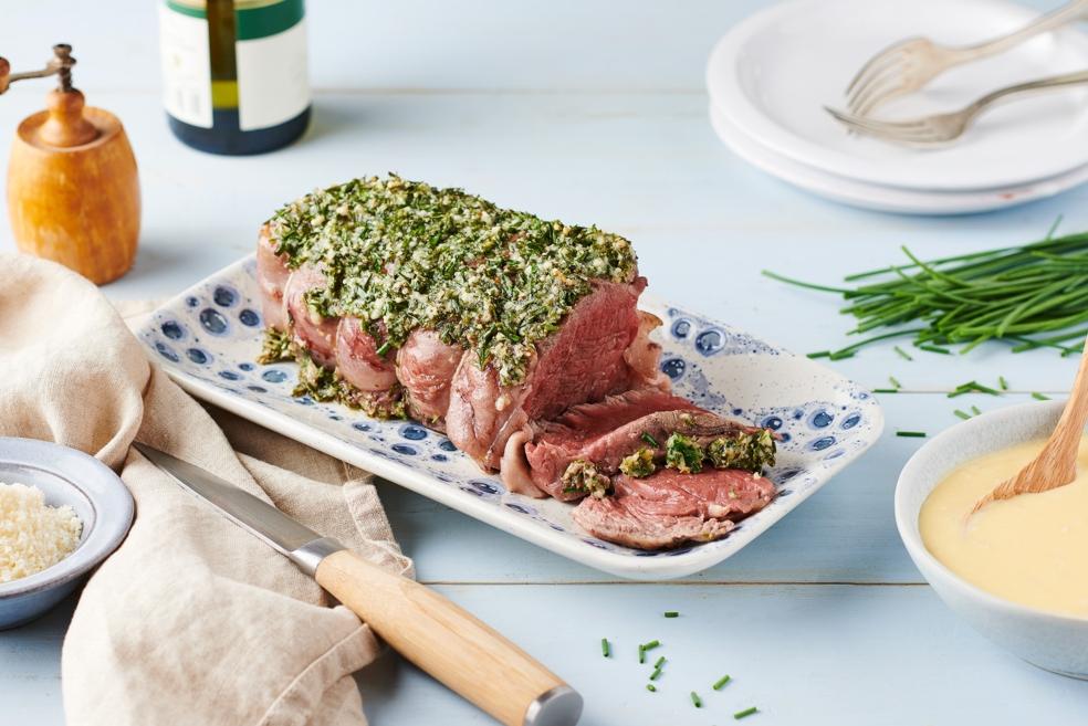 Rôti de bœuf aux herbes et sauce au vin blanc et parmesan