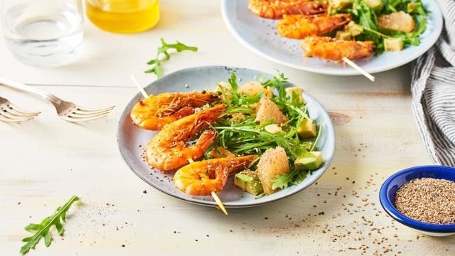 Brochettes de crevettes au curcuma et sésame