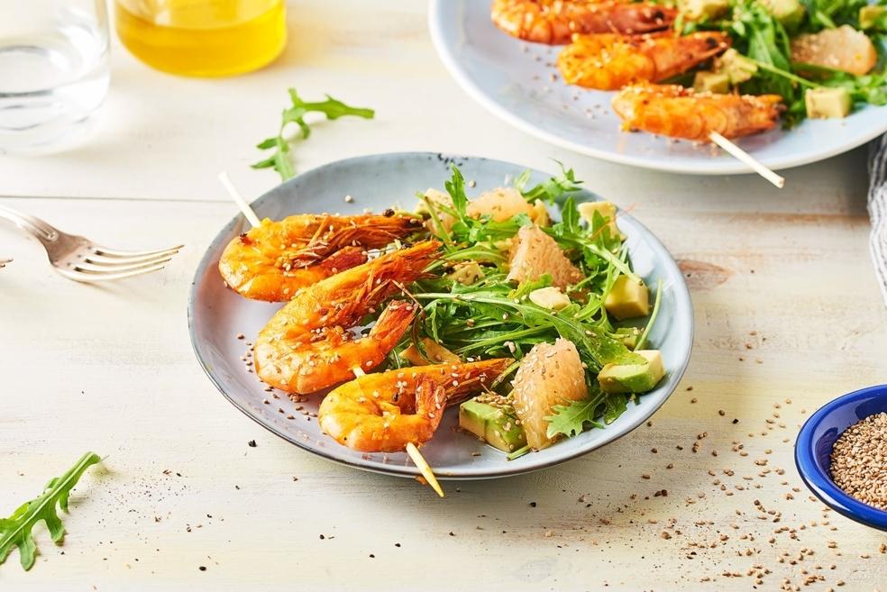 Brochettes de crevettes au curcuma et sésame