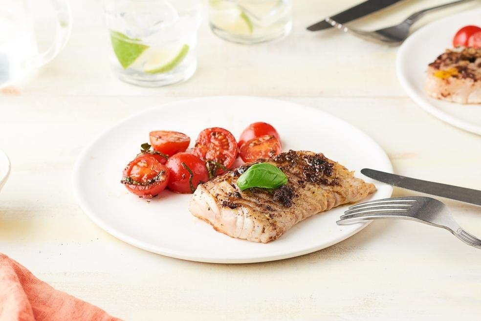 Filets de lieu noir grillés à la tapenade noire et salade de tomates cerise