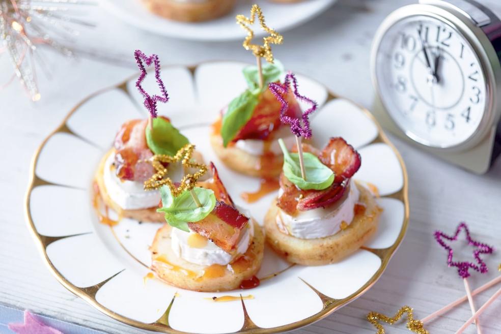 Toasts aux pommes, chèvre et bacon