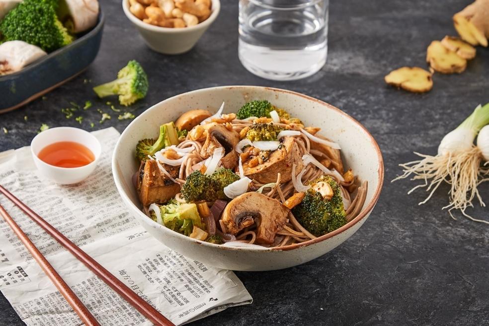 Nouilles soba aux brocolis et sauce aux noix de cajou