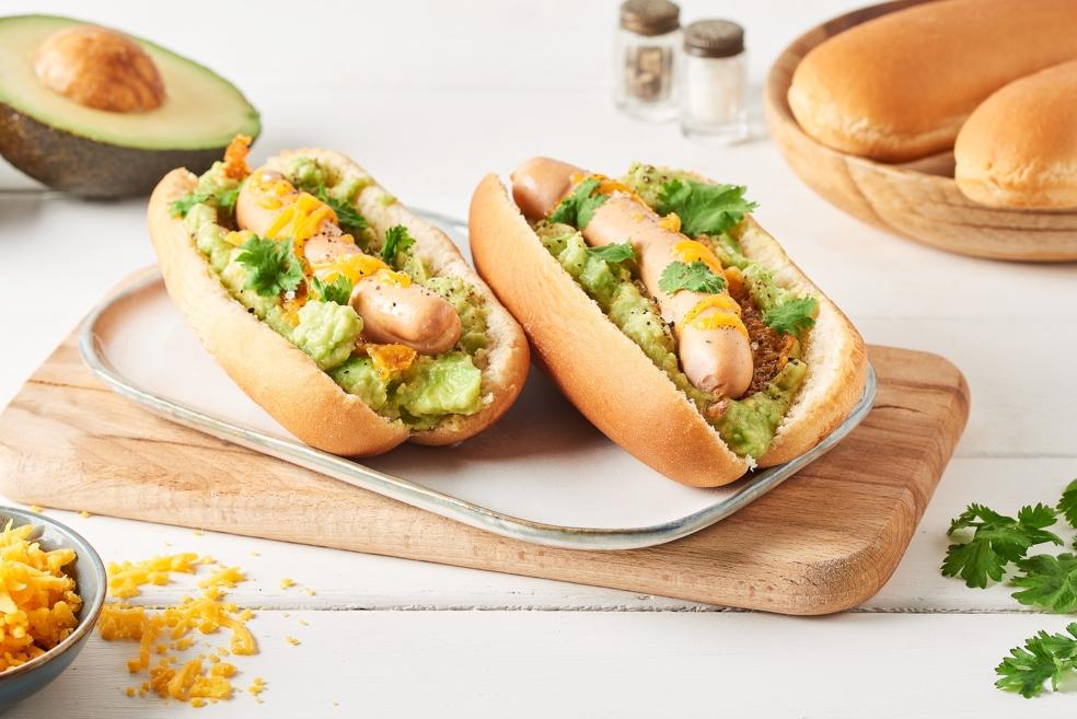 Hot dog : saucisse, cheddar, avocat et coriandre