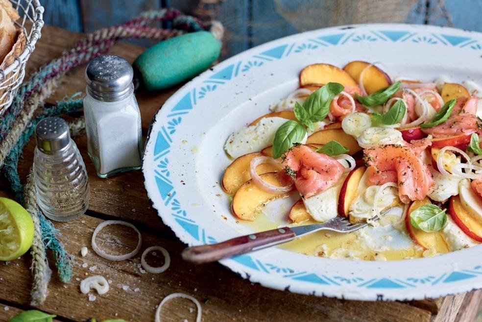 Salade caprese aux nectarines et saumon fumé