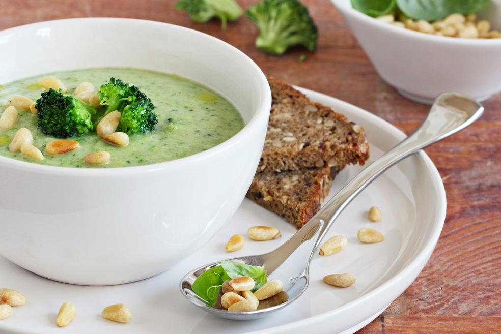 Potage aux brocolis et aux pignons de pin