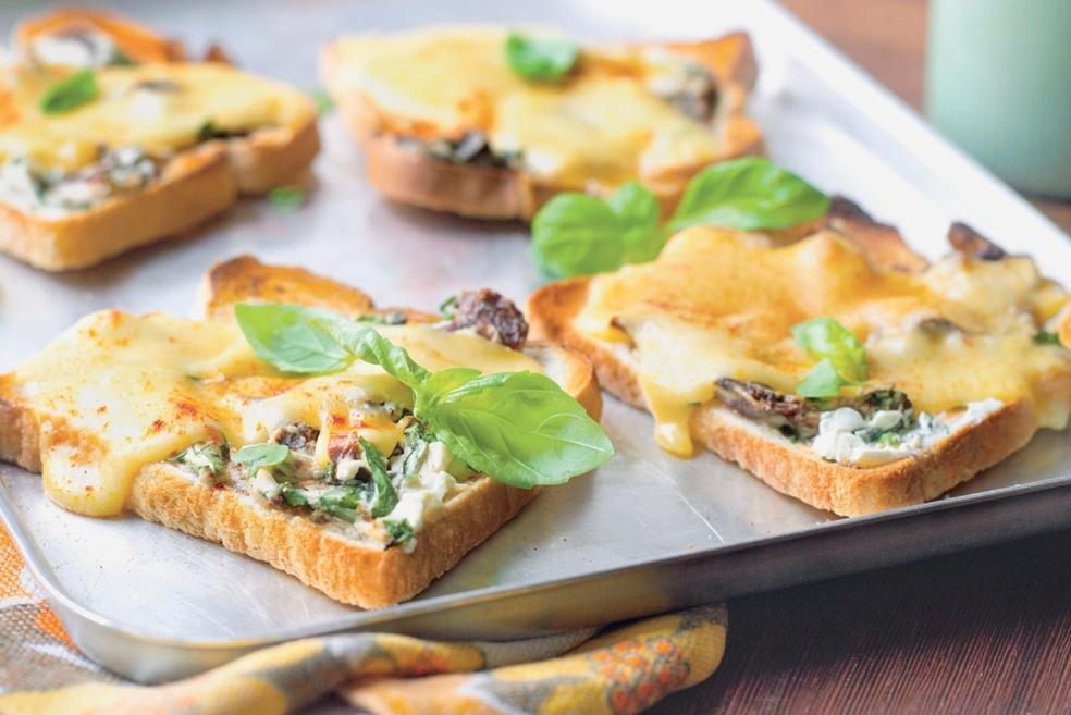 Toasts au fromage et tomates séchées