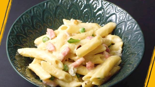 Penne aux petits pois, lardons et gorgonzola