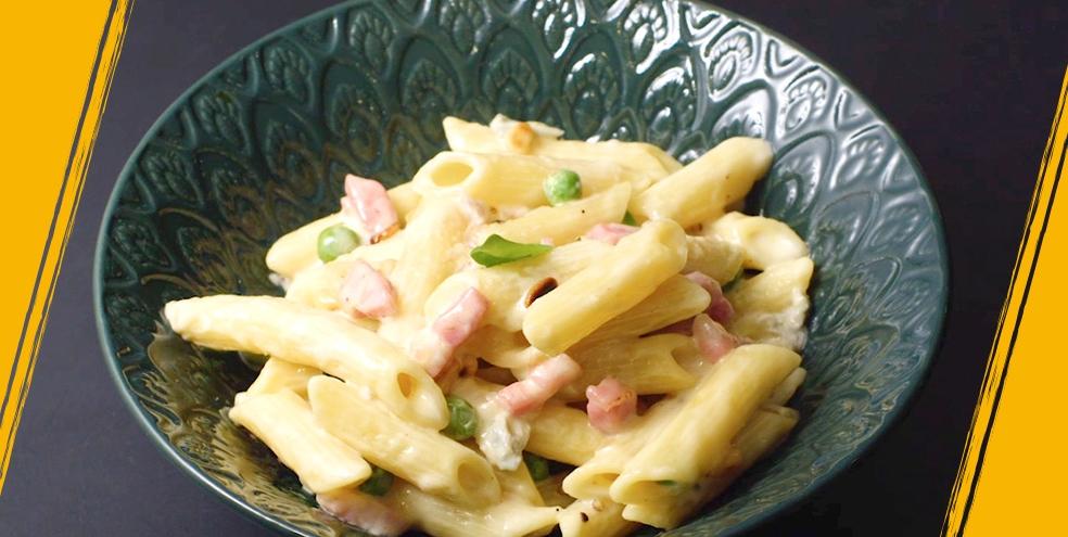 Penne aux petits pois, lardons et gorgonzola