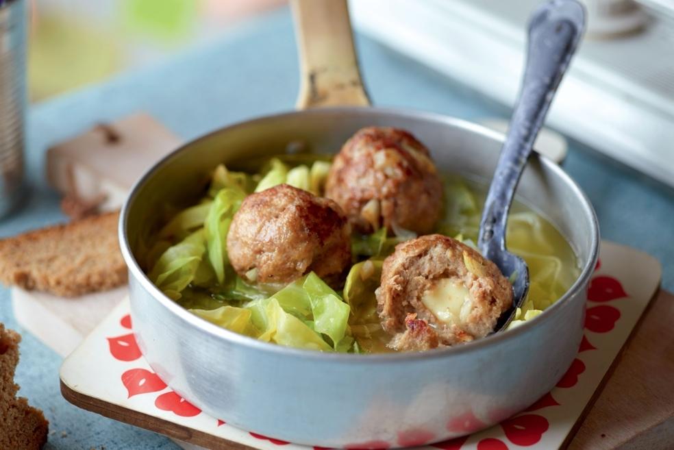 Poêlée de chou et boulettes fourées au fromage